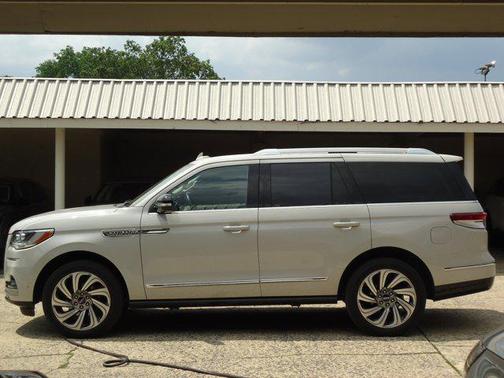2024 Lincoln Navigator Premiere
