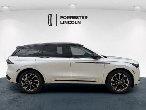 White Platinum Metallic Tri-Coat 2026 Lincoln Nautilus Reserve