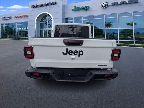 Bright White Clearcoat 2026 Jeep Gladiator Sport