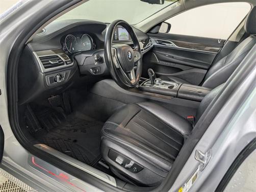 2019 BMW 740 i
