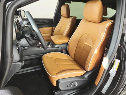 2025 Chrysler Pacifica Hybrid Pinnacle