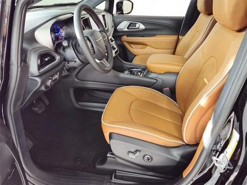 2025 Chrysler Pacifica Hybrid Pinnacle