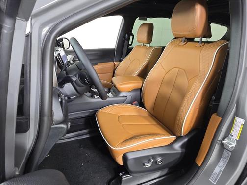 2025 Chrysler Pacifica Hybrid Pinnacle