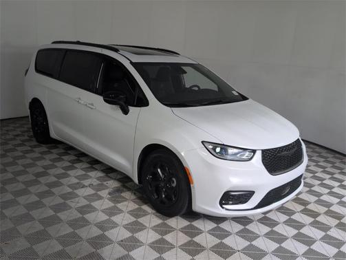 2025 Chrysler Pacifica Hybrid Select