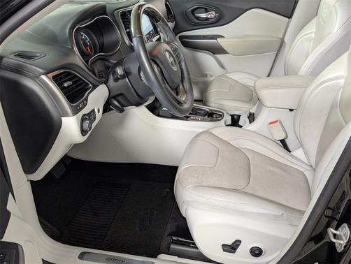 2019 Jeep Cherokee Overland
