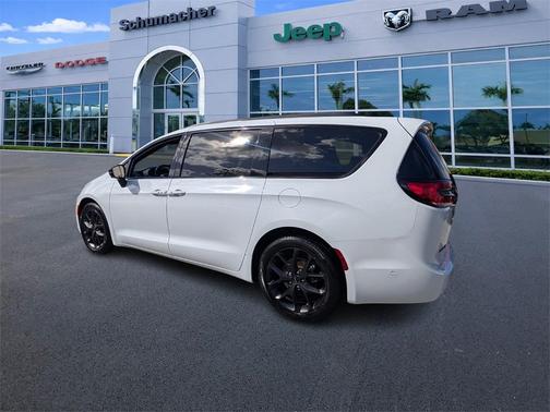 2024 Chrysler Pacifica Touring-L