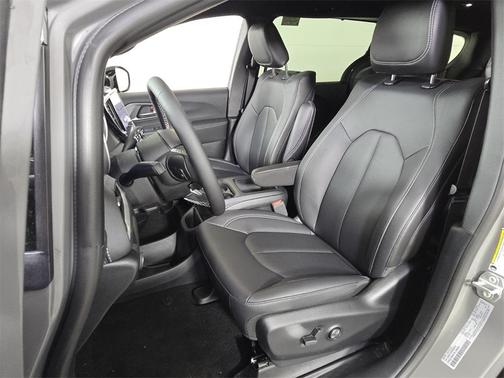 2025 Chrysler Pacifica Hybrid Select