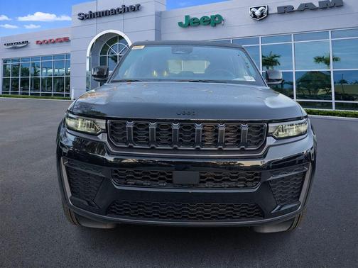2026 Jeep Grand Cherokee Laredo