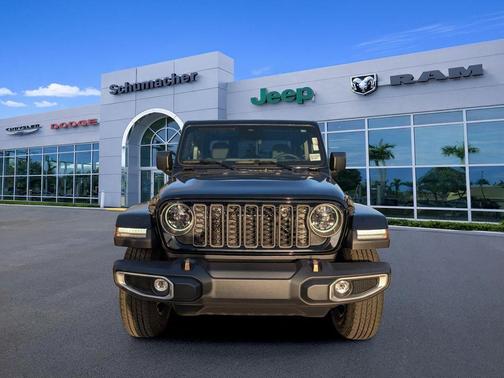 Black Clearcoat 2026 Jeep Gladiator 85th Anniversary Edition
