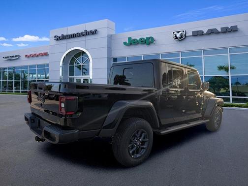 Black Clearcoat 2026 Jeep Gladiator 85th Anniversary Edition