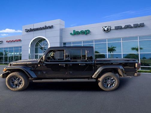 Black Clearcoat 2026 Jeep Gladiator 85th Anniversary Edition