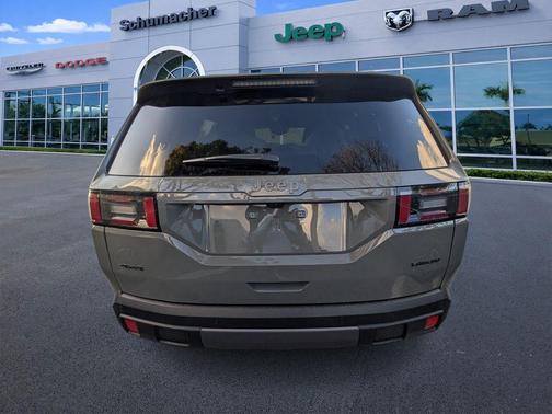 Sting Gray Clearcoat 2026 Jeep Cherokee LAREDO/LIMITED