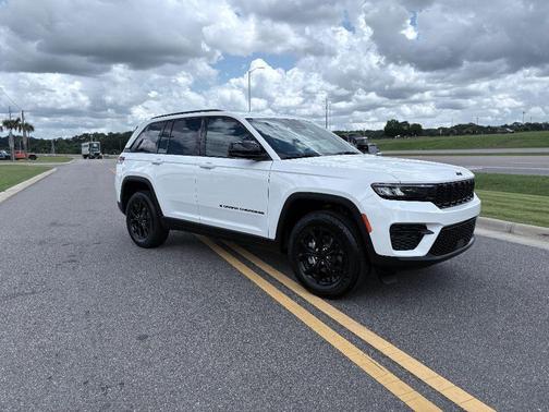 2025 Jeep Grand Cherokee Laredo