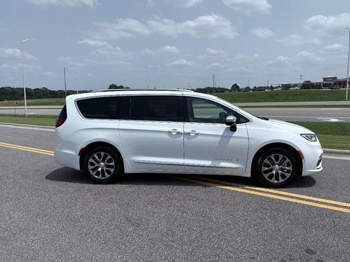 2025 Chrysler Pacifica Hybrid Pinnacle