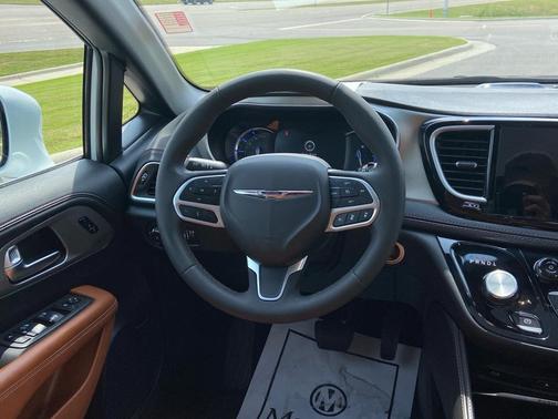 2024 Chrysler Pacifica Hybrid Pinnacle
