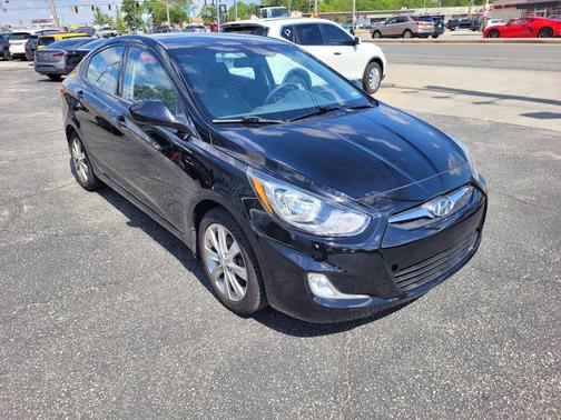 Ultra Black Pearl 2013 Hyundai Accent SE