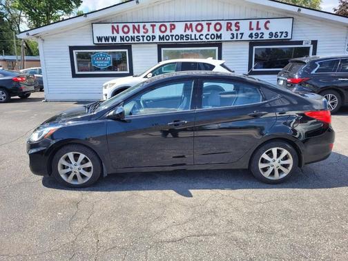 Ultra Black Pearl 2013 Hyundai Accent SE