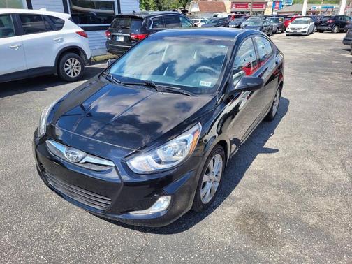 Ultra Black Pearl 2013 Hyundai Accent SE
