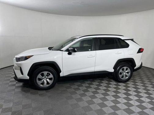 Photo 5 of 34 of 2020 Toyota RAV4 LE