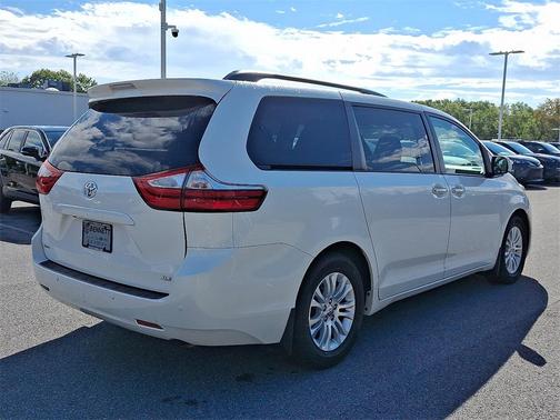 2017 Toyota Sienna XLE