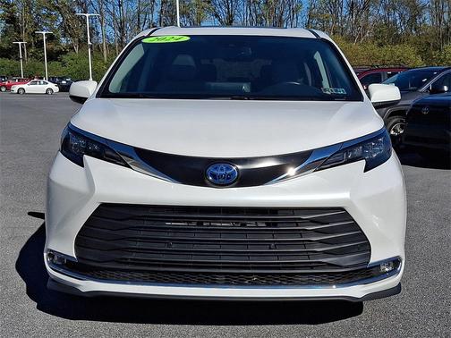 2024 Toyota Sienna XLE 8 Passenger
