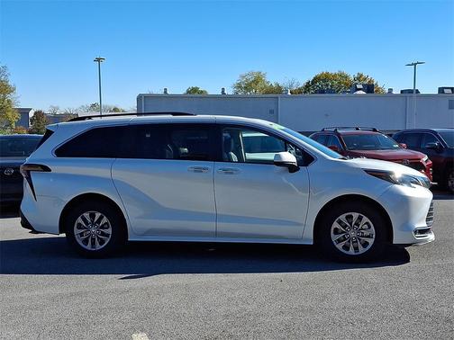 2024 Toyota Sienna XLE 8 Passenger