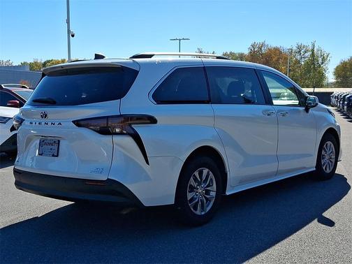 2024 Toyota Sienna XLE 8 Passenger
