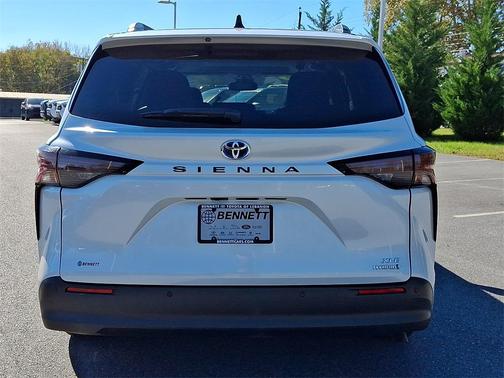 2024 Toyota Sienna XLE 8 Passenger