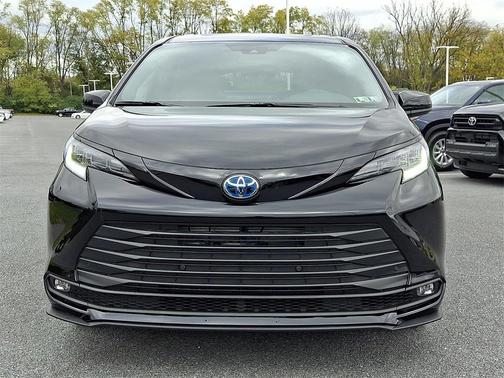 2025 Toyota Sienna Woodland Edition