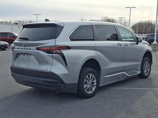 2022 Toyota Sienna LE