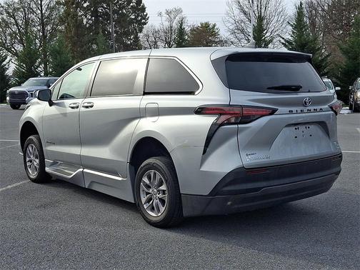 2022 Toyota Sienna LE