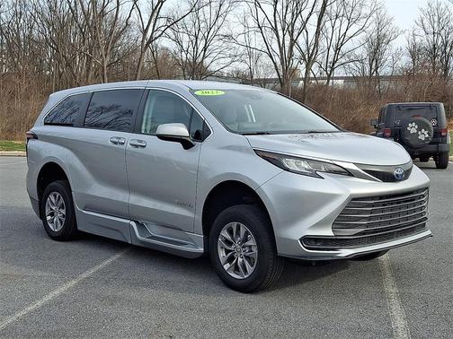 2022 Toyota Sienna LE