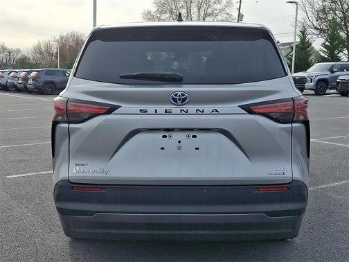 2022 Toyota Sienna LE