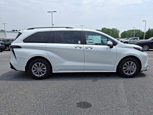 2025 Toyota Sienna XLE 8 Passenger