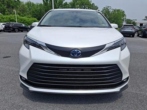 2025 Toyota Sienna XLE 8 Passenger