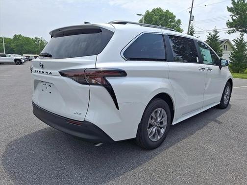 2025 Toyota Sienna XLE 8 Passenger