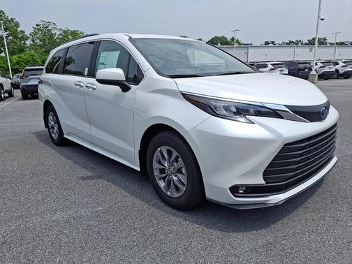 2025 Toyota Sienna XLE 8 Passenger