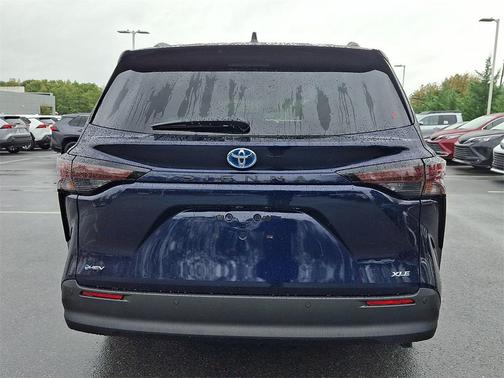 2025 Toyota Sienna XLE 8 Passenger