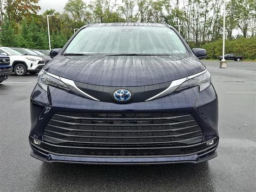 2025 Toyota Sienna XLE 8 Passenger