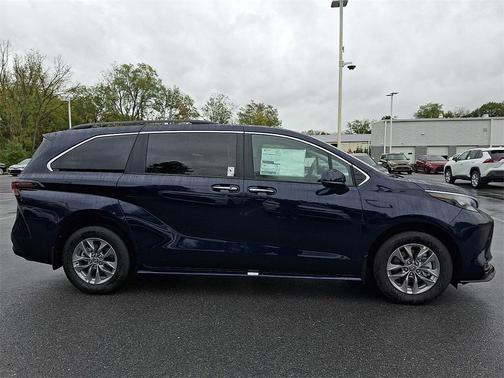 2025 Toyota Sienna XLE 8 Passenger