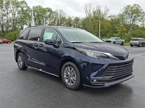 2025 Toyota Sienna XLE 8 Passenger