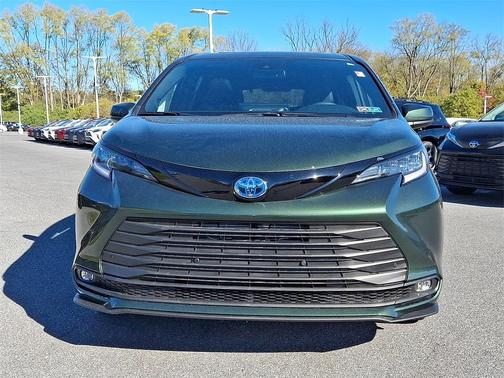 2025 Toyota Sienna Woodland Edition