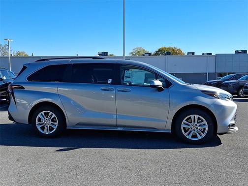 2025 Toyota Sienna XLE 7 Passenger