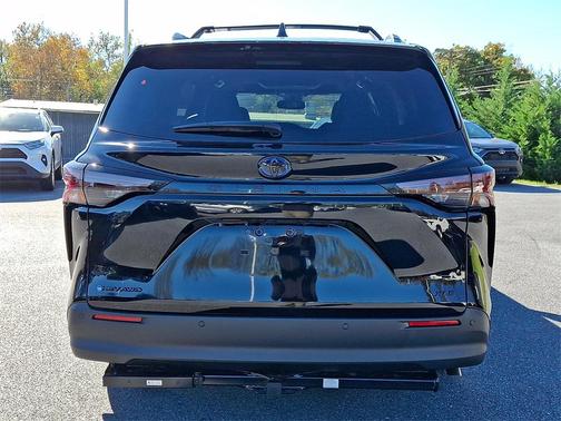 2025 Toyota Sienna Woodland Edition