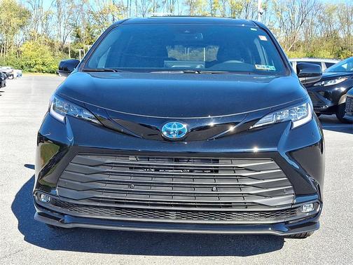 2025 Toyota Sienna Woodland Edition