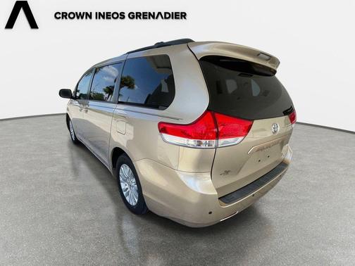 Sandy Beach Metallic 2011 Toyota Sienna XLE