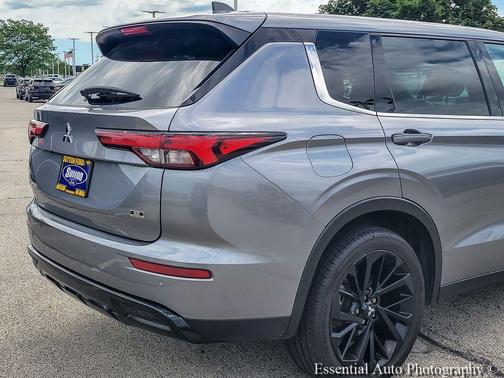 Mercury Gray Metallic 2023 Mitsubishi Outlander SE