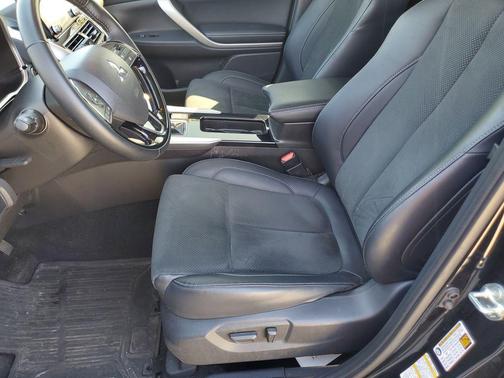 Labrador Black Pearl 2024 Mitsubishi Eclipse Cross SE