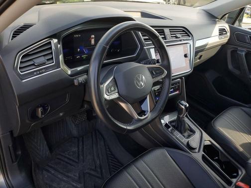 Platinum Gray Metallic 2022 Volkswagen Tiguan 2.0T SE