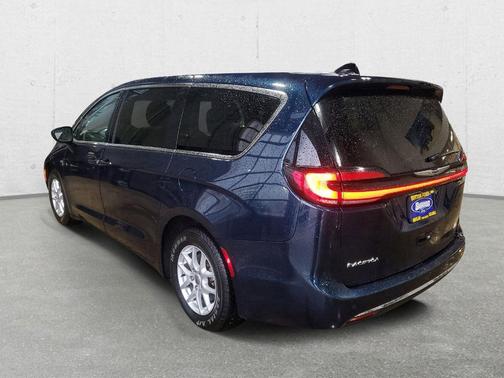 Brilliant Black Crystal Pearlcoat 2023 Chrysler Pacifica Touring-L